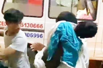 ஆம்புலன்சில்   செல்ல பணம் இல்லை;  90 கி.மீ தூரம் மகனின்  உடலை  பைக்கில் கொண்டுசென்ற தந்தை