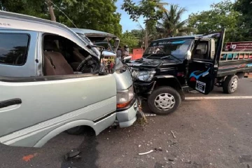 யாழ்.நோக்கி பயணித்த ஹெயஸ் வேனும், எதிரே வந்த கெப் ரக வாகனமும் மோதி விபத்து