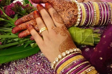 பெண்கள் கையில் வளையல் அணிய காரணம்... ஆன்மீகம் மற்றும் அறிவியல் பதில் இதோ