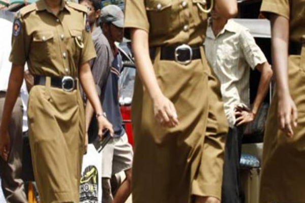 முச்சக்கர வண்டியை திருட முயன்ற இளைஞன் ; சினிமா பாணியில் அதிரடி காட்டிய பெண் பொலிஸ் அதிகாரிகள் | Youth Tried To Steal Three Wheeler