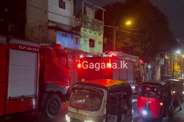 කොළඹ මහල් ගොඩනැගිල්ලක හදිසි ගින්නක්..වහාම ගිණි නිවන රථ කැඳවයි.(VIDEO/PHOTOS)