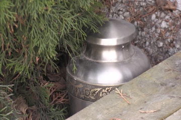 கனேடிய நகரம் ஒன்றில் வீட்டின் அருகே கிடைத்த அஸ்திக்கலசம்: உரிமையாளரைத் தேடும் பெண்