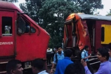 நேருக்கு நேர் மோதிக் கொண்ட தொடருந்துகள்! காலையில் நடந்த அனர்த்தம்
