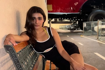 நடிகை ஷாலினி பாண்டே ட்ரெண்டி உடையில் வெளிநாட்டில் எடுத்த ஸ்டில்கள்