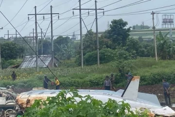 அந்தரத்தில் பறந்துக்கொண்டிந்த விமானம் திடீரென தரையில் விழுந்து சிதறிய பயங்கரம்... 12 பேர் பலி