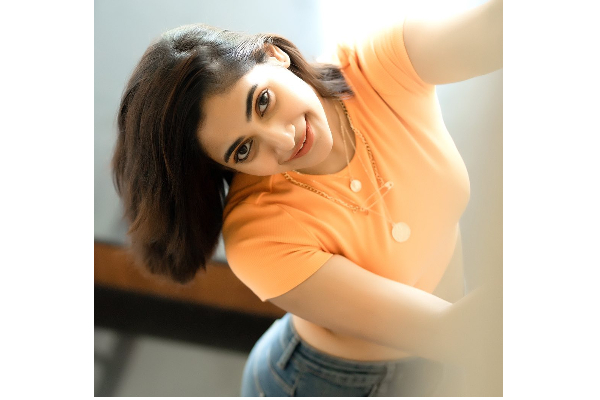 நம்ம பிக் பாஸ் லாஸ்லியாவா இது..! டாப் ஆங்கிளில் அவர் வெளியிட்ட புகைப்படம் | Losliya Latest Click Sets Internet On Fire