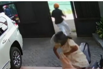 මන්නයක් රැගෙන ඇවිත් කාන්තාවකගේ මාලය කොල්ලකෑ සීසීටීවී දර්ශන එළියට..(CCTV VIDEO)