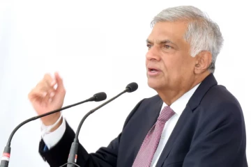 මහ බැංකු අධිපතිට සර්ව පාක්ෂික සමුළුවේදි රනිල්ගෙන් කනේ පහරක්...(VIDEO)