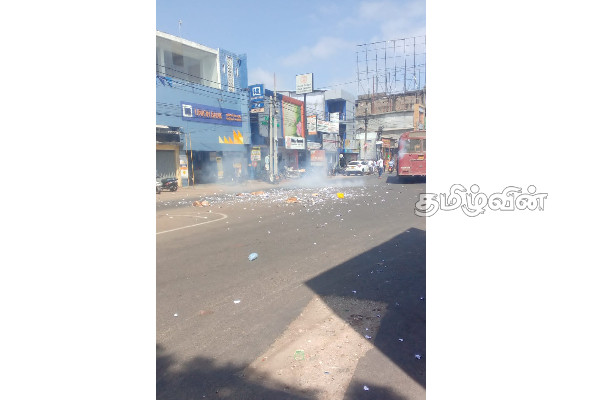 ஐக்கிய தேசியக் கட்சியின் ஆதரவாளர்கள் பட்டாசு கொளுத்தி கொண்டாட்டம் (PHOTOS) | Ranil President Calibration Jaffna
