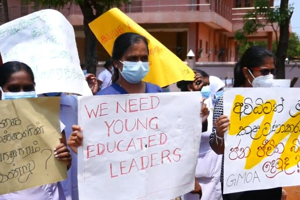 மன்னாரில் ஆர்ப்பாட்டத்தில் ஈடுபட்டுள்ள சுகாதாரத்துறையினர் (Photos) | Doctors And The Health Department Public Hospital