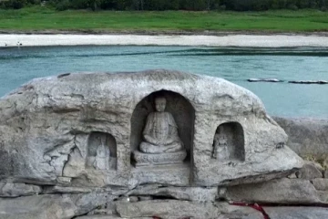 ஆற்றிலிருந்து வெளிப்பட்ட 600 ஆண்டுகள் பழமையான புத்தர் சிலைகள்