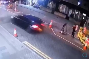 கண்ணிமைக்கும் நொடியில்... அந்தரத்தில் தூக்கி வீசப்பட்ட தந்தையும் 2 வயது மகளும்: பகீர் காணொளி