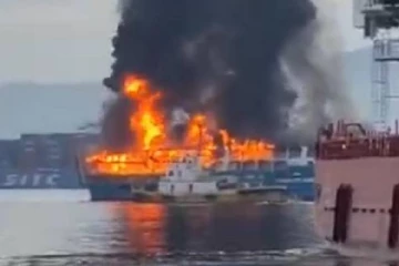 புறப்பட்ட சில நிமிடங்களில் பற்றியெரிந்த போக்குவரத்து படகு: 85 பயணிகளின் நிலை?