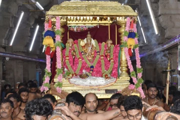 கந்தசஷ்டி விழா: திருச்செந்தூரில் தங்க சப்பரத்தில் எழுந்தருளிய முருகப்பெருமான்