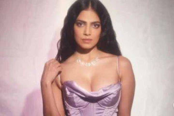 படு மோசமான கிளாமர் உடையில் தங்கலான் நாயகி வெளியிட்ட போட்டோ