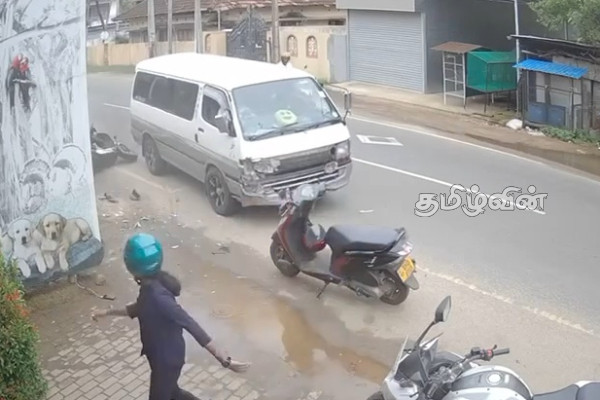 யாழில் மோட்டார் சைக்கிளை மோதித் தள்ளிய ஹையேஸ் ரக வாகனம் | Hiace Hits And Pushes Motorcycle In Jaffna யாழில் மோட்டார் சைக்கிளை மோதித் தள்ளிய ஹையேஸ் ரக வாகனம் | Hiace Hits And Pushes Motorcycle In Jaffna