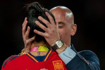 முத்த சர்ச்சையில் சிக்கிய கால்பந்து சங்கத் தலைவர்: ராஜினாமா செய்தார்