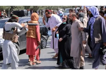 ஆப்கானில் புதிய அரசுக்கு எதிராக போராடிய பெண்களை சவுக்கால் அடித்த தாலிபான்கள் - வீடியோ வைரல்