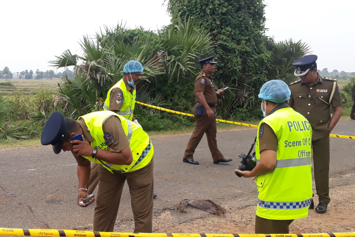 மட்டக்களப்பில் வாள்வெட்டு; வீடு தேடி சென்று ரவுடிகள் அட்டகாசம் | Sword Attack In Batticaloa Thugs Run Amok