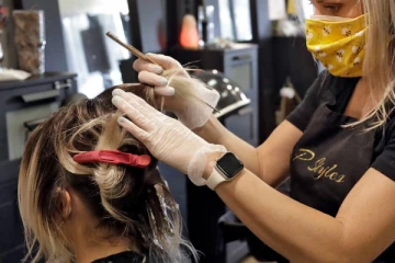 விஸ்வாசமான தொழிலாளிக்கு அடித்த அதிர்ஷ்டம்! வெறும் ஒரு டாலருக்கு  தன் சலூன் கடையை விற்ற முதலாளி.. எங்கு தெரியுமா?