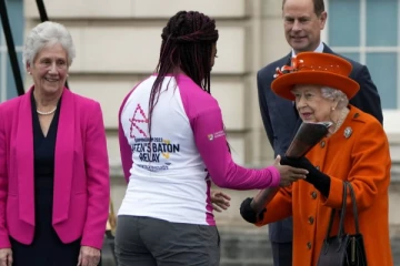 இலங்கை வந்தடைந்தது மகாராணியின்  செய்திதாங்கிய  கோல்!