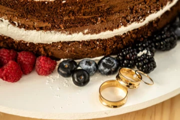 கேக்கில் தங்க மோதிரத்தை மறைத்த வைத்த காதலன்! பசியில் கேக்கை சாப்பிட்ட காதலி