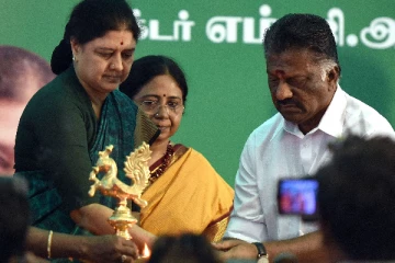 வைத்தியலிங்கம் அழைப்பு; திருமணத்தில் சந்திக்கும் ஓபிஎஸ் - சசிகலா: அதிர்ச்சியில் அதிமுக