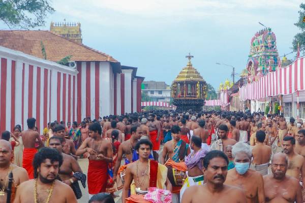 பக்தர்கள் புடைசூழ வெகு சிறப்பாக இடம்பெற்ற  யாழ் நல்லுார் கந்தனின் சித்திரத் தேர் வெள்ளோட்டம்!  (Photos) | Jaffna Nallur Kandan S Chariot Vellotam