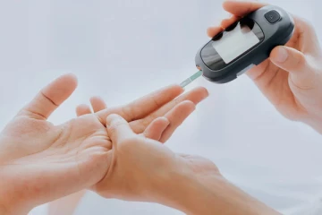 சர்க்கரை நோயை கட்டுப்பாட்டுடன் வைத்து கொள்ள வேண்டுமா? இந்த 10 உணவுகளை மறக்கமால் சாப்பிடுங்க போதும்