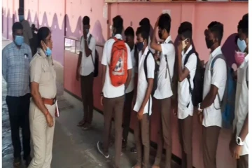 ‘தம்பி இதெல்லாம் தப்புப்பா’ - பள்ளி சீருடையுடன் திரையரங்கில் படம் பார்க்க வந்த மாணவர்களுக்கு அறிவுரை கூறிய வட்டாட்சியர்