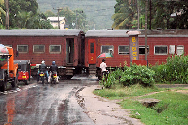 ரயில் கடவையில் ரயிலில் மோதி வயோதிபர் பலி | Elderly Man Dies Hit By Train At Railway Crossing