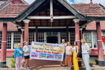 இலங்கையில் போராட்டத்தில் ஈடுபட்ட வெளிநாட்டு சுற்றுலா பயணிகள்!