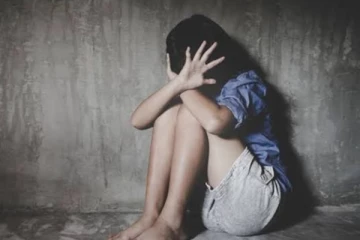 மகளை சீரழித்த தந்தை;   லஞ்சம் கோரிய பொலிஸ்காரர்; கழிப்பறையில் சிக்கினார்