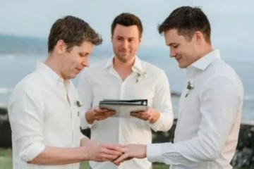 நெருங்கிய நண்பரை காதலித்து மனந்த சிஇஓ - வைரலாகும் ஃபோட்டோஸ்