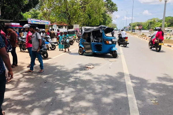 வீதியோரத்தில் நிற்பது கூட ஆபத்தா? கிளிநொச்சியில் விபரீதம்!(Photos) | Is It Even Dangerous Side Of The Road