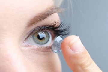 பெண்ணின் கண்ணில் அசௌகரியம்.. சிக்கிய 27 கான்டாக்ட் லென்ஸ்கள் - அதிர்ச்சி சம்பவம்!