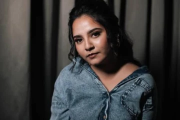 சட்டை பட்டனை கழற்றி பாக்கியலட்சுமி சீரியல் நடிகை நேஹா லேட்டஸ்ட் போட்டோ ஷுட்