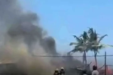 கடையுடன் முழுமையாக எரிந்து கருகிய வீடு ; தெய்வாதீனமாக தப்பிய உயிர்கள்