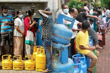 மீண்டும் வரிசை யுகத்தை நோக்கி நகரும் இலங்கை! நாடு முழுவதும் எரிவாயுவுக்கு கடும் தட்டுப்பாடு