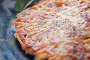 மீண்டும் மீண்டும் சாப்பிட வைக்கும் உருளைக்கிழங்கு முட்டை பேன் கேக்! எப்படி செய்வது தெரியுமா?