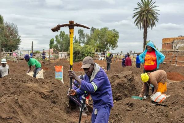 தென் ஆபிரிக்காவில் திடீர் தங்க வேட்டை : கால்நடைப் பண்ணையில் குவிந்த மக்கள் | Sudden Gold Rush In South Africa