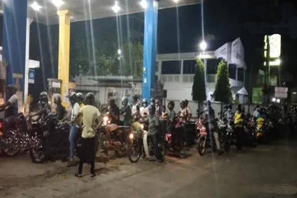 புத்தளத்தில் எரிபொருள் நிரப்பு நிலையத்தில் குவிந்த மக்கள் கூட்டம்! | Puttalam Diesel Fuel Petol Shortage People Line