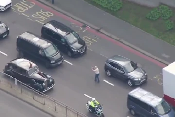 மன்னர் சார்லஸ் பயணிக்கும் பாதையில் திடீரென ஒருவர் நுழைந்ததால் பரபரப்பு!