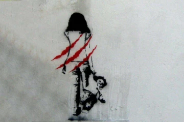 புதர்களுக்கு இடையே கேட்ட அழுகுரல்... உயிருடன் புதைக்கப்பட்டிருந்த சிறுமி: பெற்றோருக்கு காத்திருந்த அதிர்ச்சி