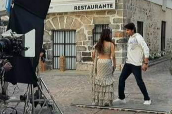 மகேஷ் பாபுவுடன் ரொமான்டிக் நடனத்தில் நடிகை கீர்த்தி சுரேஷ்.. படப்பிடிப்பில் இருந்து வெளிவந்த புகைப்படம் | Keerthy Suresh Dance With Mahesh Babu