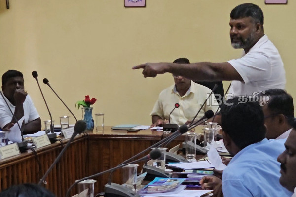 யாழ். மானிப்பாய் சபையில் கலவரம் - தூக்கி வீசப்பட்ட அறிக்கை | Manipay Pradeshiya Sabha Causes Over Audit Report யாழ். மானிப்பாய் சபையில் கலவரம் - தூக்கி வீசப்பட்ட அறிக்கை | Manipay Pradeshiya Sabha Causes Over Audit Report