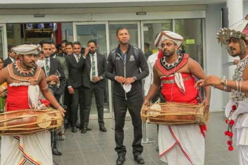 நாடு திரும்பிய கிரிகெட் வீரருக்கு அமோக வரவேற்பு!(Photos)