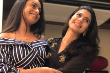 இரவு பார்ட்டியில் தலைக்கேரிய போதை!! ஆண்நண்பர்களுடன் நடிகை கஜோல் மகள்