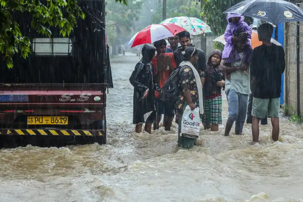 இலங்கையில் இயற்கையின் கோர தாண்டவம்; 70 பயணிகளுடன் வெள்ளத்தில் சிக்கிய பேருந்து | Bus Jaffna With 70 Passengers In Srilanka Flood இலங்கையில் இயற்கையின் கோர தாண்டவம்; 70 பயணிகளுடன் வெள்ளத்தில் சிக்கிய பேருந்து | Bus Jaffna With 70 Passengers In Srilanka Flood