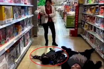 அடம் பிடித்த குழந்தை! அப்பாவை அடித்து பாடம் புகட்டிய தாய்: இணையவாசிகளை மிரள வைத்த காட்சி